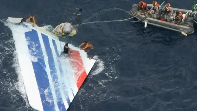 Pihak Angkatan Laut Brasil mengangkat bagian pesawat Air France 447 di Samudra Atlantik. (Sumber AP)