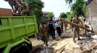 Petugas Satpol PP membongkar bangunan liar di bantaran Sungai Ciliwung, Kali Pasir, Cikini, Jakarta, Rabu (7/5/2014) (Liputan6.com/Johan Tallo).