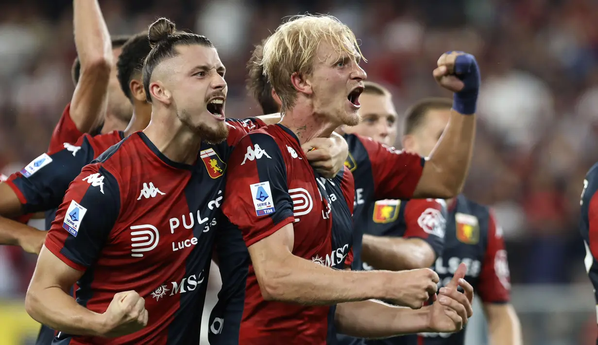 Pemain Genoa, Morten Thorsby (tengah) melakukan selebrasi bersama rekan-rekannya setelah mencetak gol ketiga timnya ke gawang AS Roma pada laga lanjutan Liga Italia 2023/2024 yang berlangsung di Luigi Ferraris Stadium, Genoa, Italia, Jumat (29/09/2023) dini hari WIB. (AP Photo/LaPresse/Tano Pecoraro)