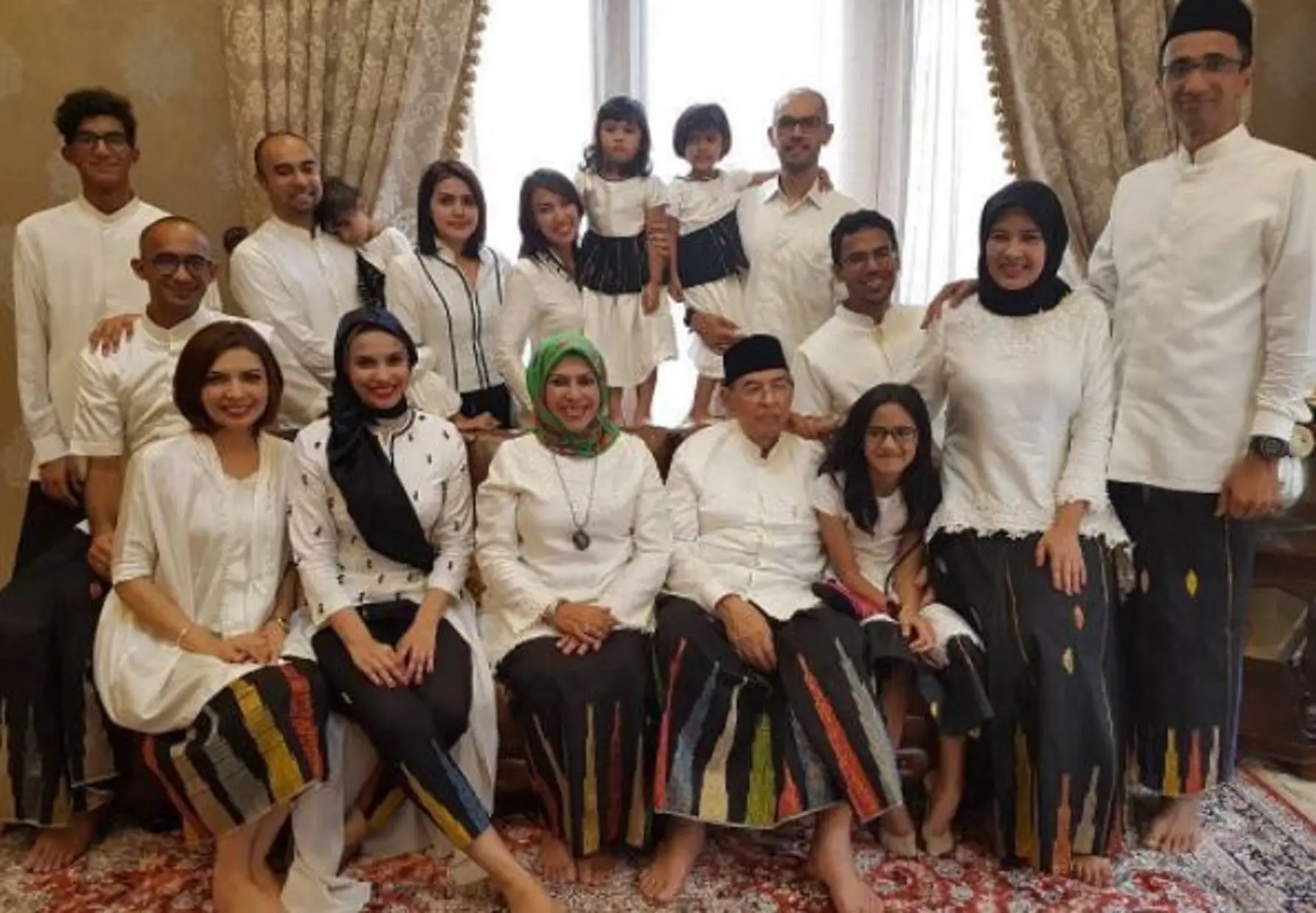 Najeela Shihab bersama keluarga besar (Instagram/@najeelashihab)