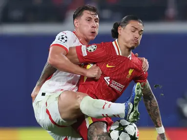 Bek Leipzig, Willi Orban (kiri) berebut bola dengan penyerang Liverpool Darwin Nunez berebut bola saat matchday 3 Liga Champions 2024/2025 di Leipzig, Jerman pada Rabu 23 Oktober 2024 atau Kamis 24 Oktober 2024 dini hari WIB. (Ronny HARTMANN/AFP)
