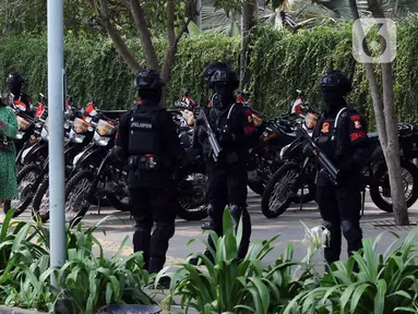 Anggota Korps Brimob Polri berjaga di kawasan Bundaran HI, Jakarta, Minggu (3/9/2023). TNI dan Polri menerjunkan 13.158 personel untuk pengamanan penyelenggaraan KTT ke-43 ASEAN. (Liputan6.com/Herman Zakharia)