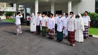 Bupati Lumajang Thoriqul Haq memimpin para ASN di Kantor Bupati Lumajang dengan menggunakan pakaian ala santri (Istimewa)