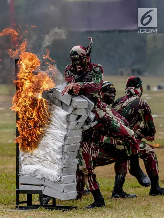 Prajurit Kopassus melakukan aksi ketangkasan saat peringatan HUT ke-67 Kopassus di Markas Kopassus, Cijantung, Jakarta, Rabu (24/4). Acara HUT Kopassus dimeriahkan sejumlah aksi demonstrasi unjuk kekuatan koprs Baret Merah ini, seperti beladiri, dan ketangkasan fisik. (Liputan6.com/Faizal Fanani)