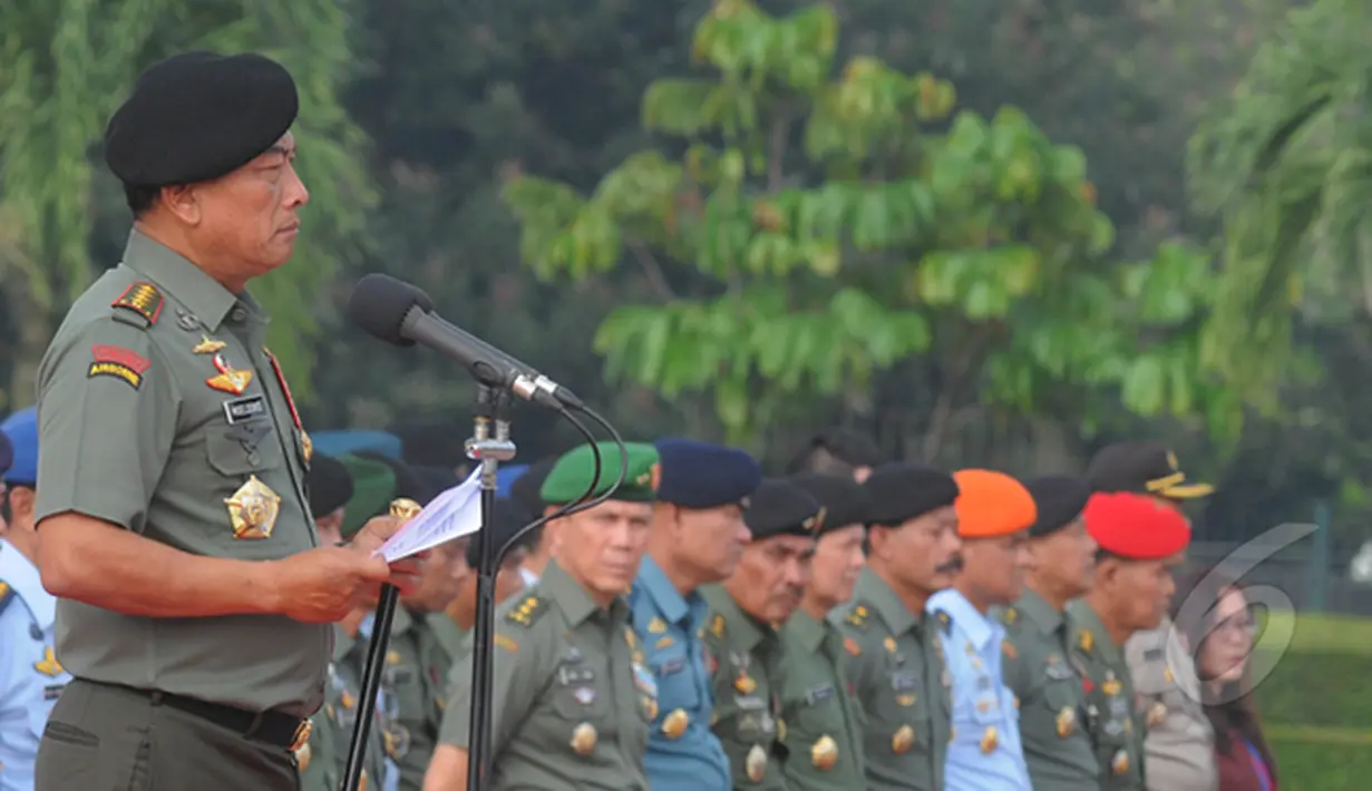 Panglima TNI Jenderal TNI Moeldoko memimpin upacara pelepasan keberangkatan 800 prajurit TNI ke Darfur, Jakarta, Rabu (18/2/2015). Sejumlah 800 prajurit TNI siap diberangkatkan ke Darfur  sebagai pasukan perdamaian PBB. (Liputan6.com/Herman Zakharia)