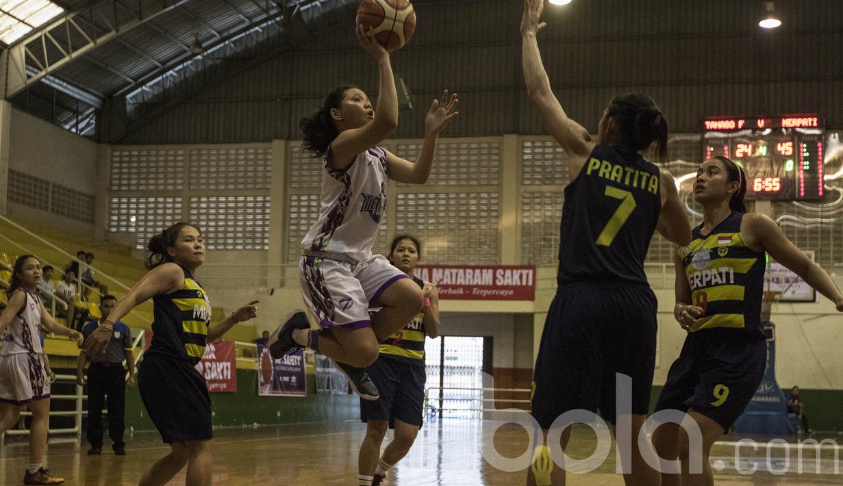 Pebasket Tanago Friesian, Anjelin Simanjuntak, berusaha memasukan bola saat melan Merpati Bali pada perebutan tempat ketiga Sahabat Cup 2017 di GOR Sahabat, Semarang, Sabtu (22/4/2017). Merpati menang 53-30 atas Tanago. (Bola.com/Vitalis Yogi Trisna)