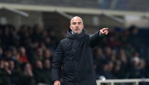 Pelatih Chelsea, Enzo Maresca, memberikan instruksi selama laga Liga Champions melawan Atalanta di Bergamo, Italia, Rabu, (10/12/2025). (AP Photo/Antonio Calanni)