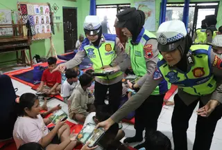 Korban banjir di Kudus dapat MBG. (Istimewa)