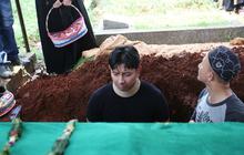 Tangis Sonny Septian Pecah di Pemakaman Sang Ibunda, Turun ke Liang Lahat Meski Masih Pakai Penyangga Leher