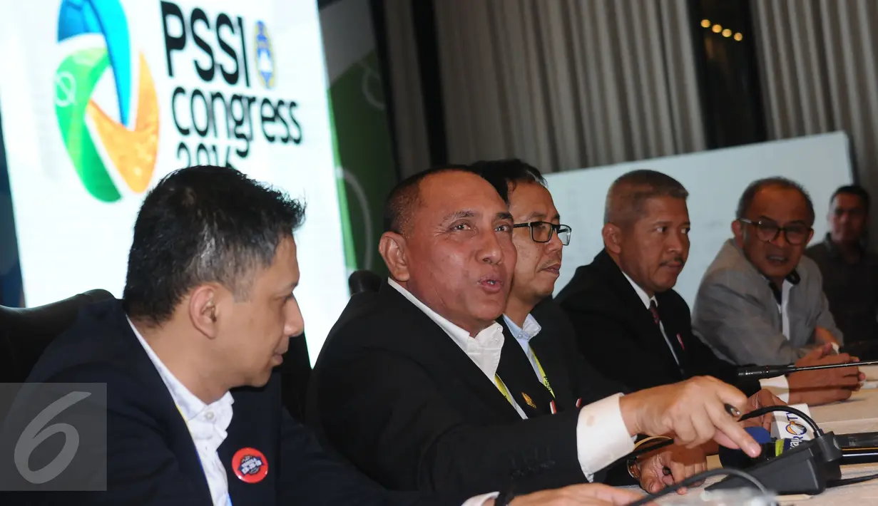 Ketua Umum PSSI, Edy Rahmayadi (kedua kiri) memberi keterangan usai penutupan kongres biasa di Jakarta, Kamis (10/11). Edy Rahmayadi menjadi Ketua Umum PSSI 2016-2020 setelah meraih suara 76 dari 107 pemilik hak suara. (Liputan6.com/Helmi Fithriansyah)