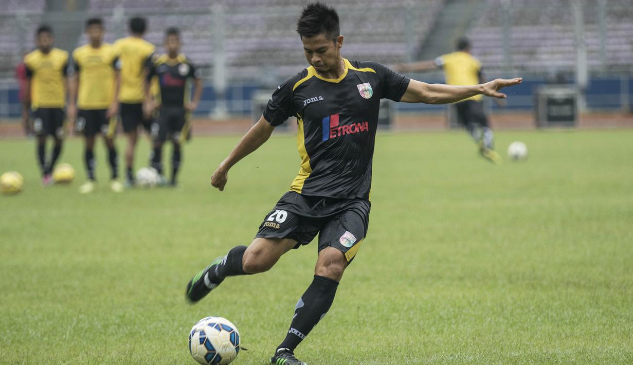 Pemain Mitra Kukar, Muhammad Bachtiar, berusaha menendang bola saat latihan jelang laga final Piala Jenderal Sudirman melawan Semen Padang di Stadion Gelora Bung Karno, Jakarta, Sabtu (23/1/2016). (Bola.com/Vitalis Yogi Trisna)