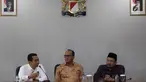 Presidium KAHMI, Kamrussamad (kiri) saat berbincang dengan Ketua Umum Kadin, Rosan Roeslani (tengah) di Jakarta, Kamis (23/11). KAHMI saat ini memperkuat orientasi kewirausahaan guna mendorong pertumbuhan lebih baik. (Liputan6.com/Pool/KAHMI)