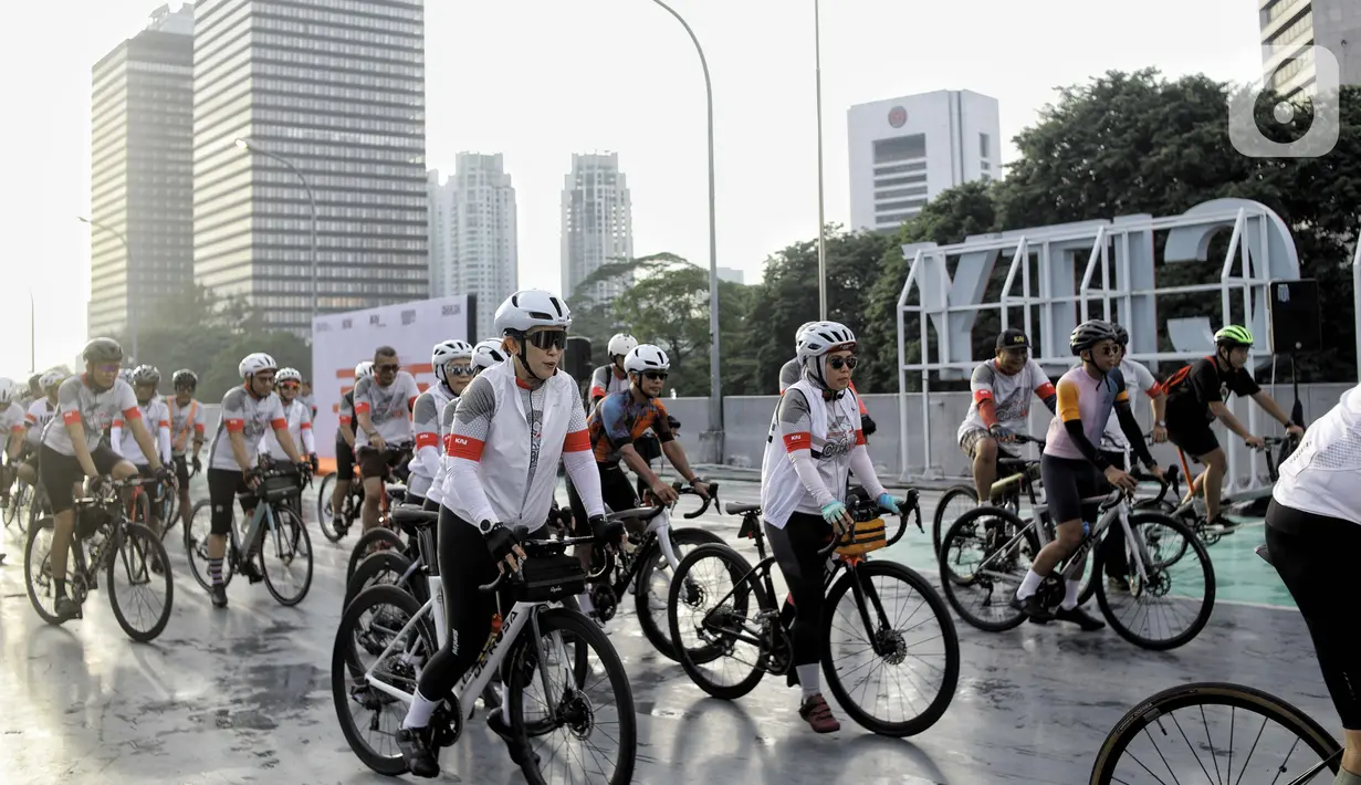 Pegawai PT KAI bersepeda bersama berbagai komunitas Urban SOS Cycling Club di Stasiun BNI City, Jakarta, Sabtu (21/1/2023). Kegiatan olahraga bersepeda yang bertajuk Collaboride digelar dalam rangka mempromosikan Stasiun BNI City sebagai area transportasi publik yang dapat digunakan untuk aktivitas warga. (Liputan6.com/Angga Yuniar)