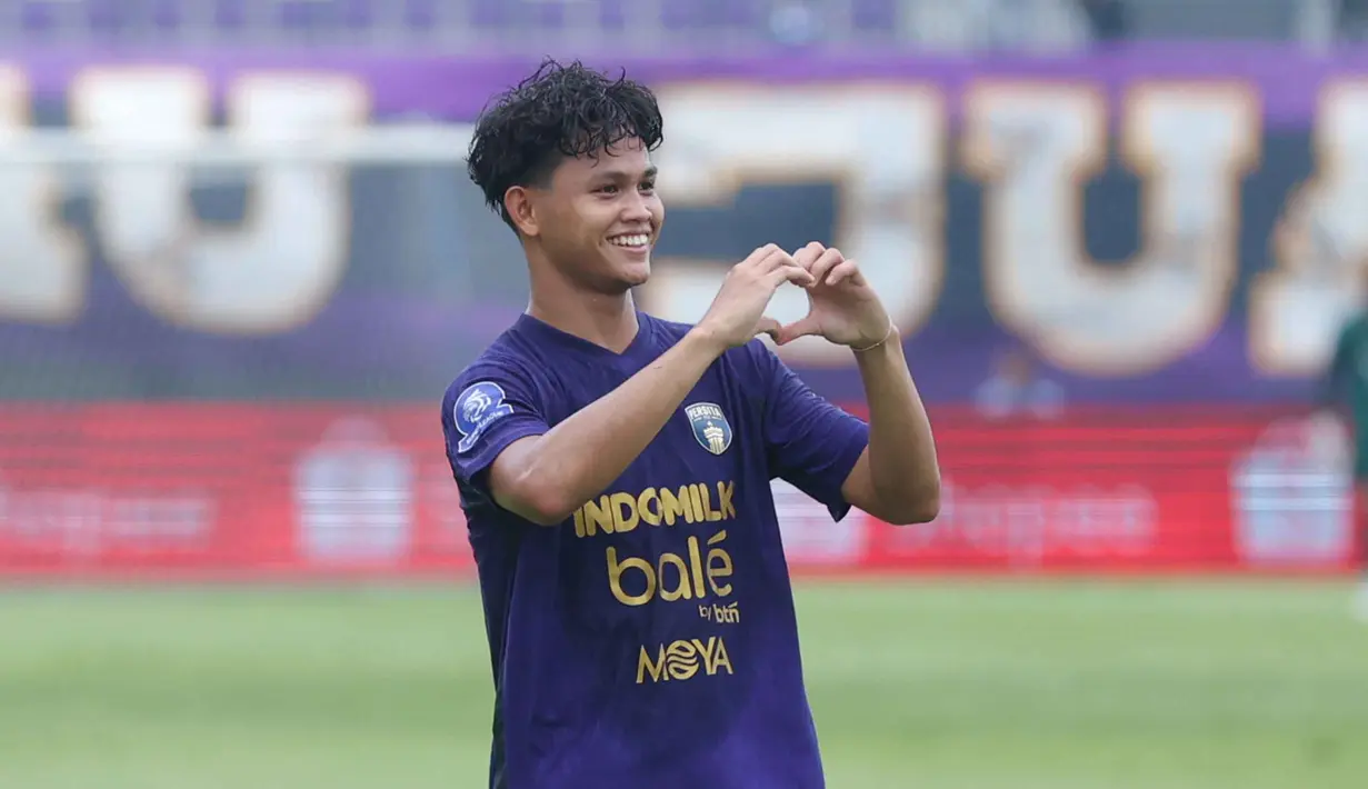 Kemenangan ini membuat Persita kokoh di posisi kedua klasemen BRI Super League dengan 16 poin dari delapan pertandingan, unggul empat poin dari PSIM di peringkat ketiga. (Bola.com/M Iqbal Ichsan)