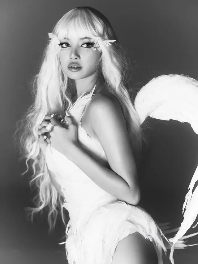 Pesona Lisa BLACKPINK Jadi Cupid di Hari Valentine, Tampil Totalitas dengan Rambut Platinum