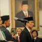 Presiden Joko Widodo (Jokowi) melantik Ignasius Jonan sebagai Menteri Energi dan Sumber Daya Mineral (ESDM), sementara Arcandra Tahar sebagai Wakil Menteri ESDM di Istana Negara, Jakarta, Jumat (14/10). (Liputan6.com/Faizal Fanani)