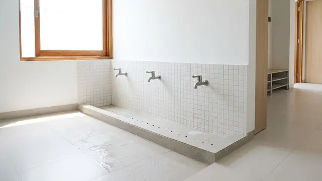 Tempat Wudhu Memanjang di Bawah Jendela
