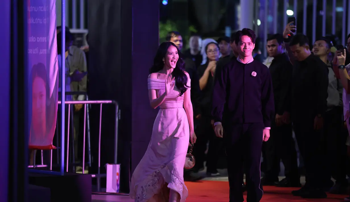 Pemeran film Rangga & Cinta, Leya Princy (kiri) dan El Shadday Putra Sarira saat red carpet gala premier film Rangga & Cinta di XXI Epicentrum, Senin (29/9/2025).