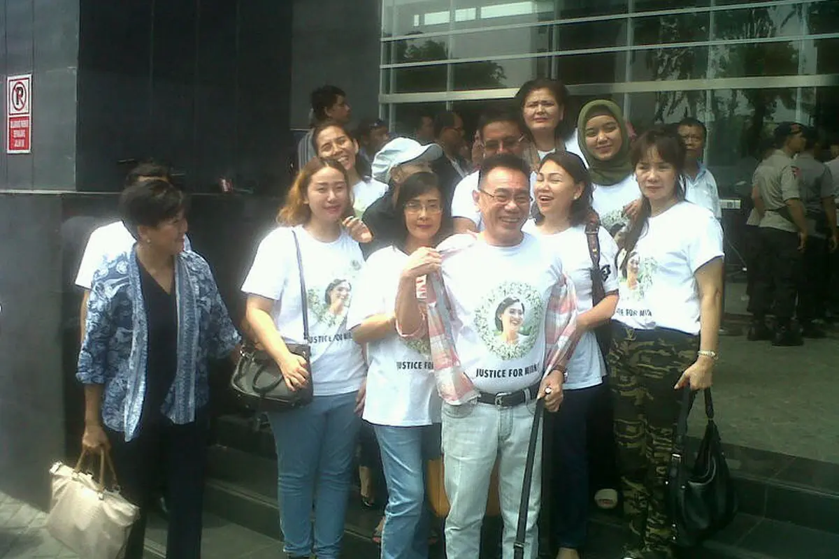Pendukung Mirna dan Jessica Saling Teriak