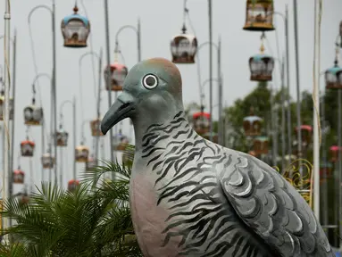 Ribuan burung dalam kandang saat mengikuti kontes burung berkicau di Provinsi Narathiwat di Thailand selatan (22/9/2019). Lebih dari 1.800 burung dari Thailand, Malaysia, dan Singapura mengambil bagian dalam kontes tahunan. (AFP Photo/Madaree Tohlala)