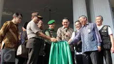 Gubernur DKI, Basuki Tjahaja Purnama menekan tombol sirine saat peresmian kegiatan operasi pasar Artha Graha Peduli yang bekerja sama dengan PD Pasar Jaya, di Balaikota Jakarta, Kamis (2/7/2015). (Liputan6.com/Helmi Afandi)
