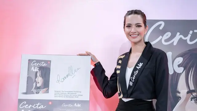 8 Gaya Pamer Pinggang Ramping Nia Ramadhani Kenakan Blazer Khusus Saat Meluncurkan Buku Cerita Ade