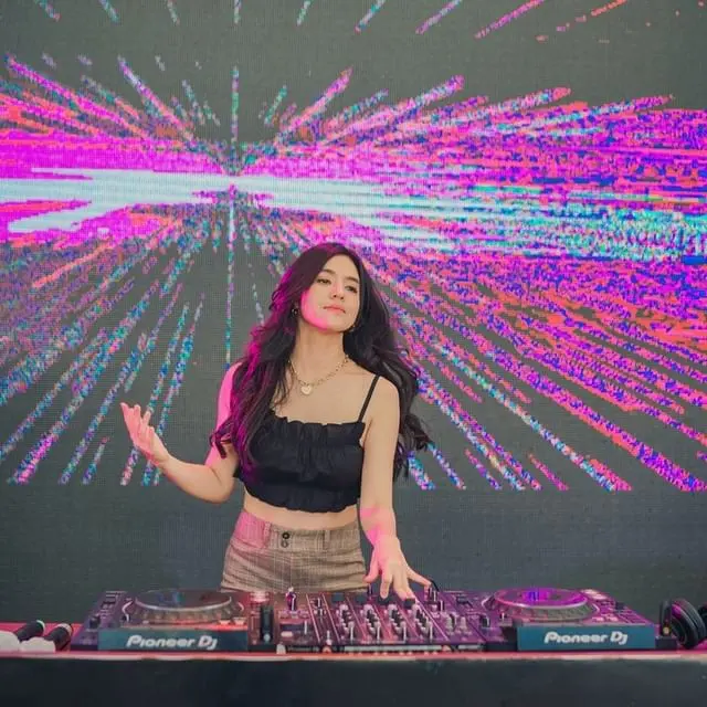 Viral Karena Disawer Ratusan Juta, Ini 7 Gaya DJ Una saat di Atas Panggung
