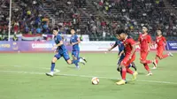 Striker Timnas Indonesia U-22, Irfan Jauhari (kanan) menggiring bola ke dalam kotak penalti Thailand untuk mencetak gol ketiga pada laga final cabor sepak bola SEA Games 2023 di National Olympic Stadium, Phnom Penh, Kamboja, Selasa (16/5/2023). (Bola.com/Abdul Aziz)