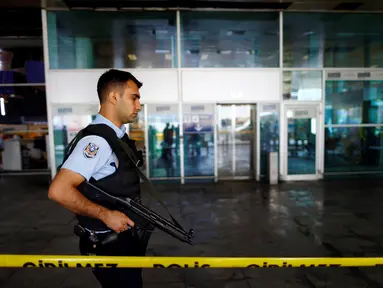 Petugas keamanan berjaga di dekat garis polisi yang terpasang di Bandara Ataturk, Istanbul, Turki, Rabu (29/6). Aktivitas di bandara internasional tersebut berangsur normal pasca ledakan bom bunuh diri yang menewaskan 42 korban jiwa. (REUTERS/Osman Orsal)