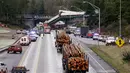 Kereta Amtrak yang terjatuh dari jembatan dan menimpa kendaraan-kendaraan terlihat di jalan raya di Interstate di DuPont, Washington, AS (18/12). Hingga kini penyebab kecelakaan belum diketahui. (AP Photo / Elaine Thompson)