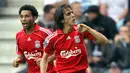 Pemain asal Israel, Yossi Benayoun (kanan) sempat menggunakan jersey bernomor punggung 11 namun setelah itu ia menggantinya dengan nomor 15. Benayoun bermain untuk Liverpool dari 2007 hingga 2010. (AFP/Andrew Yates)