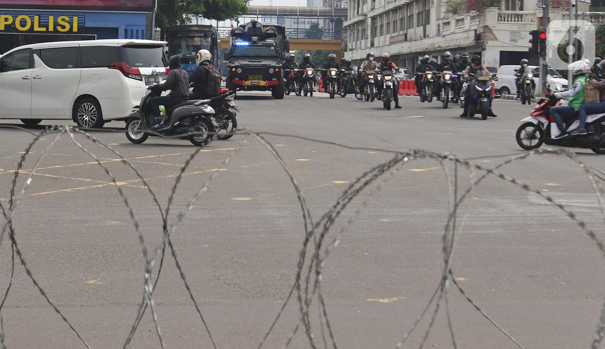 Petugas gabungan berpatroli di kawasan Harmoni, Jakarta, Sabtu (24/7/2021). Kepolisian menyiapkan kawat berduri di kawasan Harmoni untuk mengantisipasi adanya aksi demonstrasi dengan tuntutan menolak perpanjangan pemberlakuan pembatasan kegiatan masyarakat (PPKM). (Liputan6.com/Herman Zakharia)
