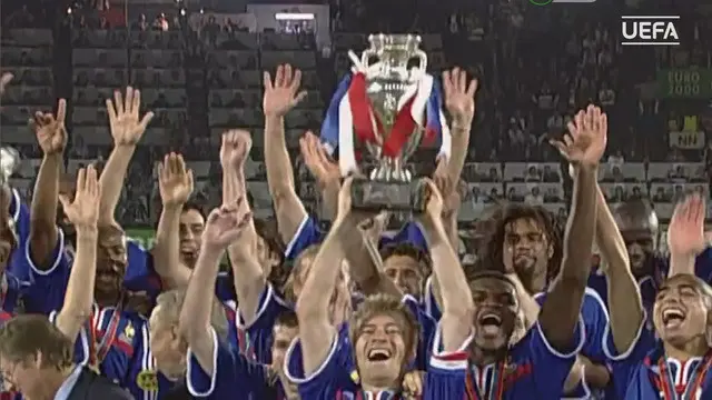 Video highlights final Piala Eropa 2000 antara Prancis melawan Italia yang berakhir dengan skor 2-1. 