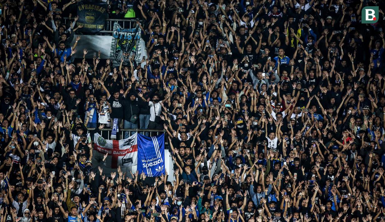 Bobotoh hadir langsung untuk memberikan dukungan terhadap skuad Persib Bandung yang kepercayaan dirinya tengah pulih berkat kemenangan perdana musim ini, atas PSIS Semarang. (Bola.com/Bagaskara Lazuardi)
