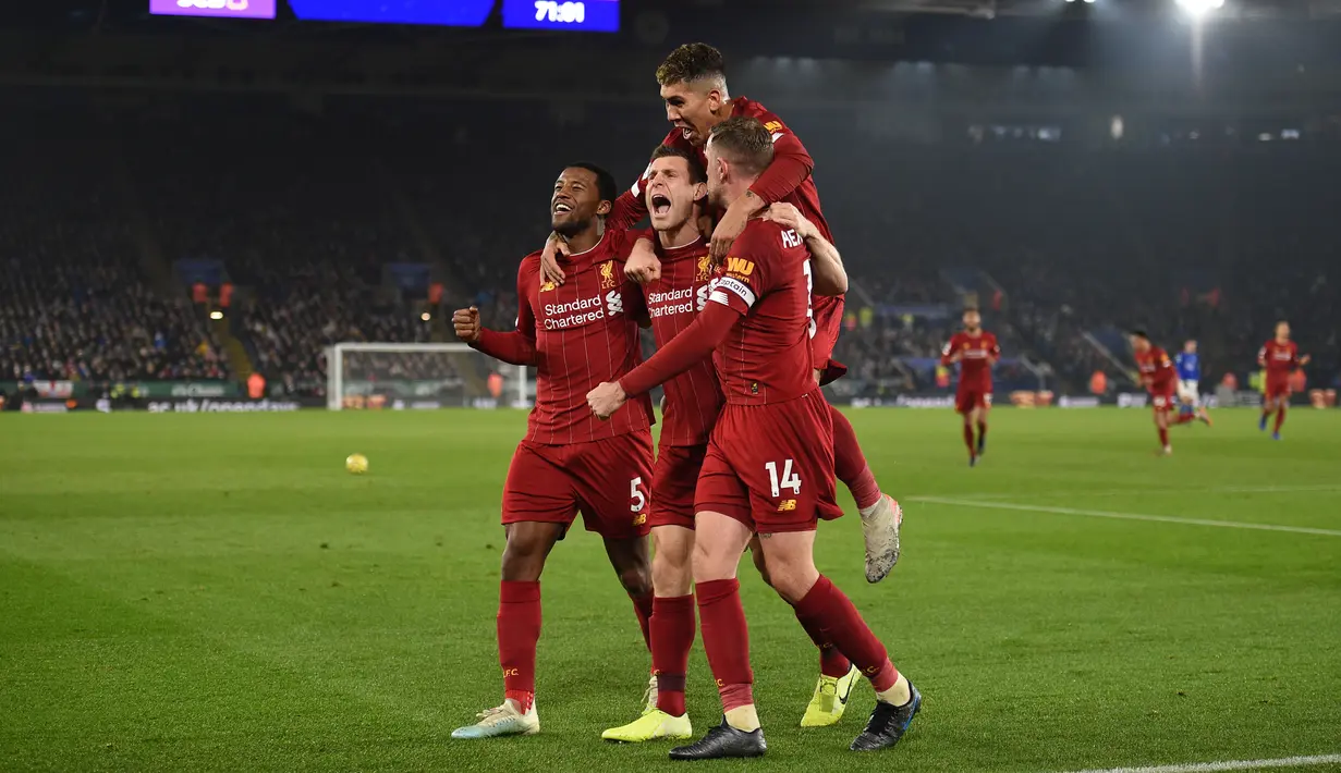 Pemain Liverpool James Milner (tengah) merayakan dengan rekan satu tim setelah mencetak gol ke gawang Leicester City pada pertandingan Liga Inggris di King Power Stadium, Leicester, Inggris, Kamis (26/12/2019). Liverpool menang 4-0. (Oli SCARFF/AFP)