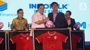 Direktur Utama PT Surya Citra Media (SCM) Tbk, Sutanto Hartono bersama dengan Ketua Umum Perserikatan Sepak Bola Seluruh Indonesia (PSSI), Erick Thohir saat PSSI Partner Summit 2024 di Jakarta, Senin (16/12/2023). (Liputan6.com/Angga Yuniar)