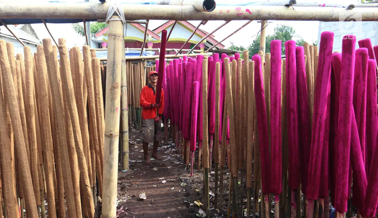 Pekerja menjemur hio yang di produksi di Tangerang, Banten, Rabu (7/2). Jelang perayaan imlek pembuat hio mulai kebanjiran pesanan untuk memenuhi kebutuhan kelenteng dengan harga berkisar 12 hingga 16 ribu tergantung ukuran. (Liputan6.com/Angga Yuniar)
