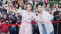 Gaya Maia Estianty Masak Nasi Goreng Nanas Ala Thailand di Jakarta, Pakai Setelan Baju Pink Barbie