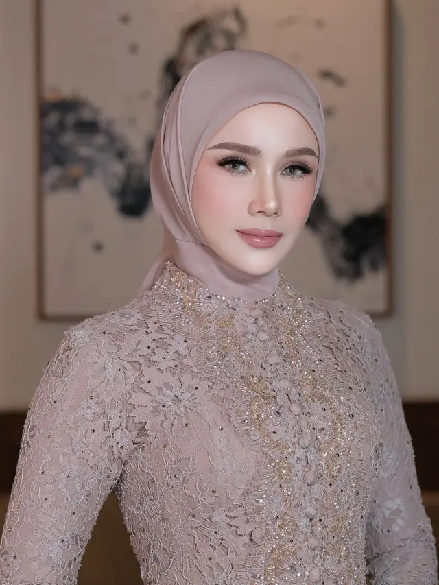 6 Potret Gamis dan Kebaya Mulan Jameela di 7 Bulanan Alyssa Daguise, Menawan