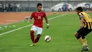 Gelandang Timnas Indonesia U-23, Ahmad Nufiandani (kiri) mencoba mengecoh pemain Malaysia U-23 saat laga uji coba di Stadion Si Jalak Harupat, Bandung, Kamis (21/5/2015). Indonesia unggul 1-0 atas Malaysia. (Liputan6.com/Helmi Fithriansyah)