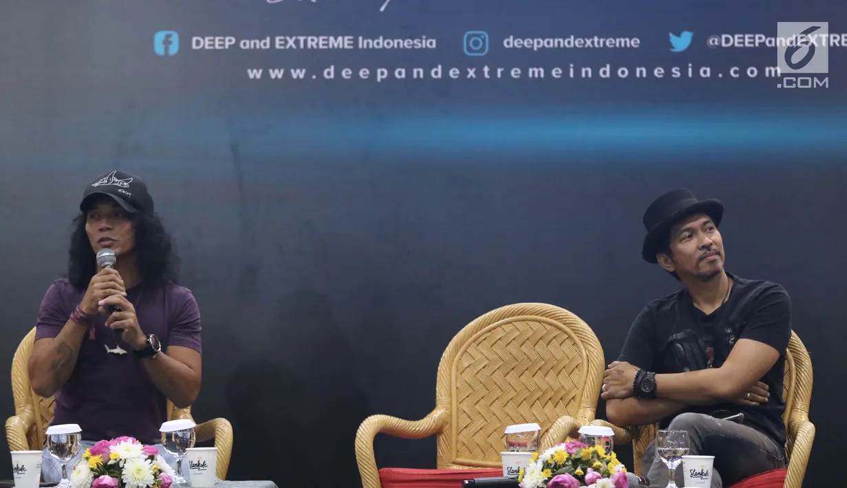 Personel grup musik Slank, Kaka (kiri) dan Ridho saat berbicara pada talkshow Mari Jaga Laut Masa Depan Bangsa di Hall B JCC, Jakarta, Sabtu (6/4). Bersama Menteri Susi, Slank menghimbau masyarakat untuk terus menjaga keberlangsungan kehidupan di laut. (Liputan6.com/Helmi Fithriansyah)