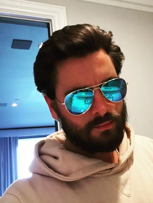 Coba bayangin kalau Scott Disick benar-benar menatap kamu dengan cara begini. Bayangin aja. (instagram/letthelordbewithyou)