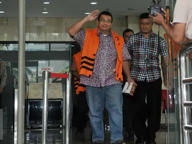 Tersangka Herry Setiadji keluar dari Gedung KPK, Jakarta, Rabu (13/7). Herry diperiksa sebagai tersangka terkait dengan kasus pemerasan terhadap perusahaan wajib pajak, yakni PT EDMI Indonesia. (Liputan6.com/Johan Tallo)