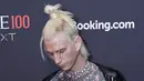 <p>Machine Gun Kelly saat menghadiri Time100 Next Gala di SECOND Floor, New York City, Amerika Serikat, 25 Oktober 2022. Machine Gun Kelly mengenakan potongan busana formal yang khas dan membuat tampilan tersebut lebih punk-rock. (Kena BETANCUR/AFP)</p>