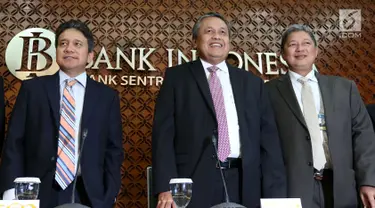 Gubernur Bank Indonesia (BI) Perry Wardjio (tengah) saat jumpa pers hasil Rapat Dewan Gubernur (RDG) BI di Jakarta, Kamis (27/9). RDG BI memutuskan menaikkan BI 7-day Reverse Repo Rate (BI7DRR) sebesar 25 bps menjadi 5,75%. (Liputan6.com/Angga Yuniar)