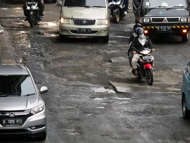 Sejumlah pengendara melintasi sebagian Jalan Rasuna Said, Kuningan yang rusak, Jakarta, Selasa (22/2/2022). Kerusakan jalan tersebut bisa membahayakan keselamatan pengendara dan menghambat arus lalu lintas. (Liputan6.com/Helmi Fithriansyah)