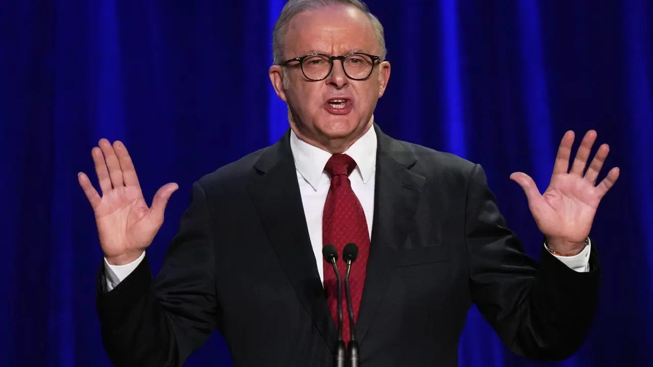 PM Anthony Albanese menang pemilu Australia. Ia menjadi pemimpin Australia pertama yang terpilih berturut-turut untuk periode kedua pada Sabtu 3 Mei 2025. (AP/Rick Rycroft)