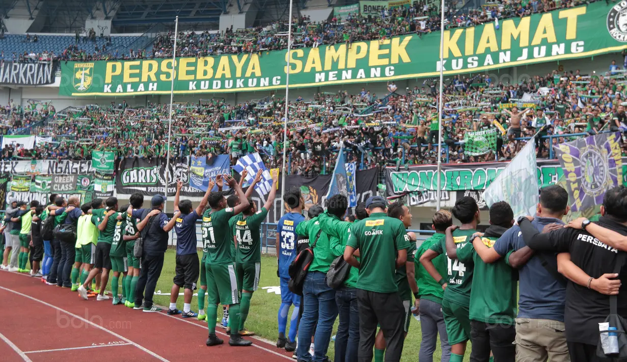 Pemain dan official Persebaya Surabaya menyapa ribuan Bonek usai laga melawan PSPS Riau pada laga 8 Besar Liga 2 Grup Y di Stadion GBLA, Bandung, Sabtu (18/11/2017). Persebaya Menang 1-0. (Bola.com/Nicklas Hanoatubun)