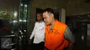 Tersangka Fahmi Darmawansyah tertunduk lesu usai menjalani pemeriksaan di KPK, Jakarta, Selasa (31/1). Direktur Utama PT. MTI tersebut diperiksa sebagai tersangka kasus suap proyek pengadaan alat satelit monitoring di Bakamla. (Liputan6.com/Helmi Afandi)