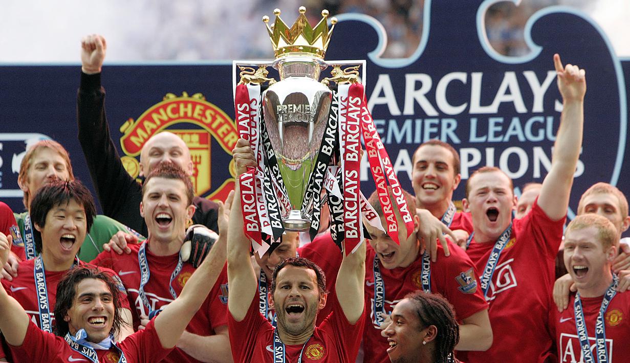 Musim 2007/2008. Dua tim yang bersaing memperebutkan gelar juara adalah Manchester United dan Chelsea. Hingga pekan ke-37, kedua tim mengoleksi poin yang sama, 84, namun MU unggul selisih gol. Di pekan ke-38 atau pekan terakhir, Manchester United memastikan juara Liga Inggris usai menang 2-0 atas Wigan Athletic, sementara Chelsea ditahan imbang 1-1 oleh Bolton Wanderers. Perolehan poin terakhir, Manchester United 87 poin dan Chelsea 85 poin. (AFP/Paul Ellis)